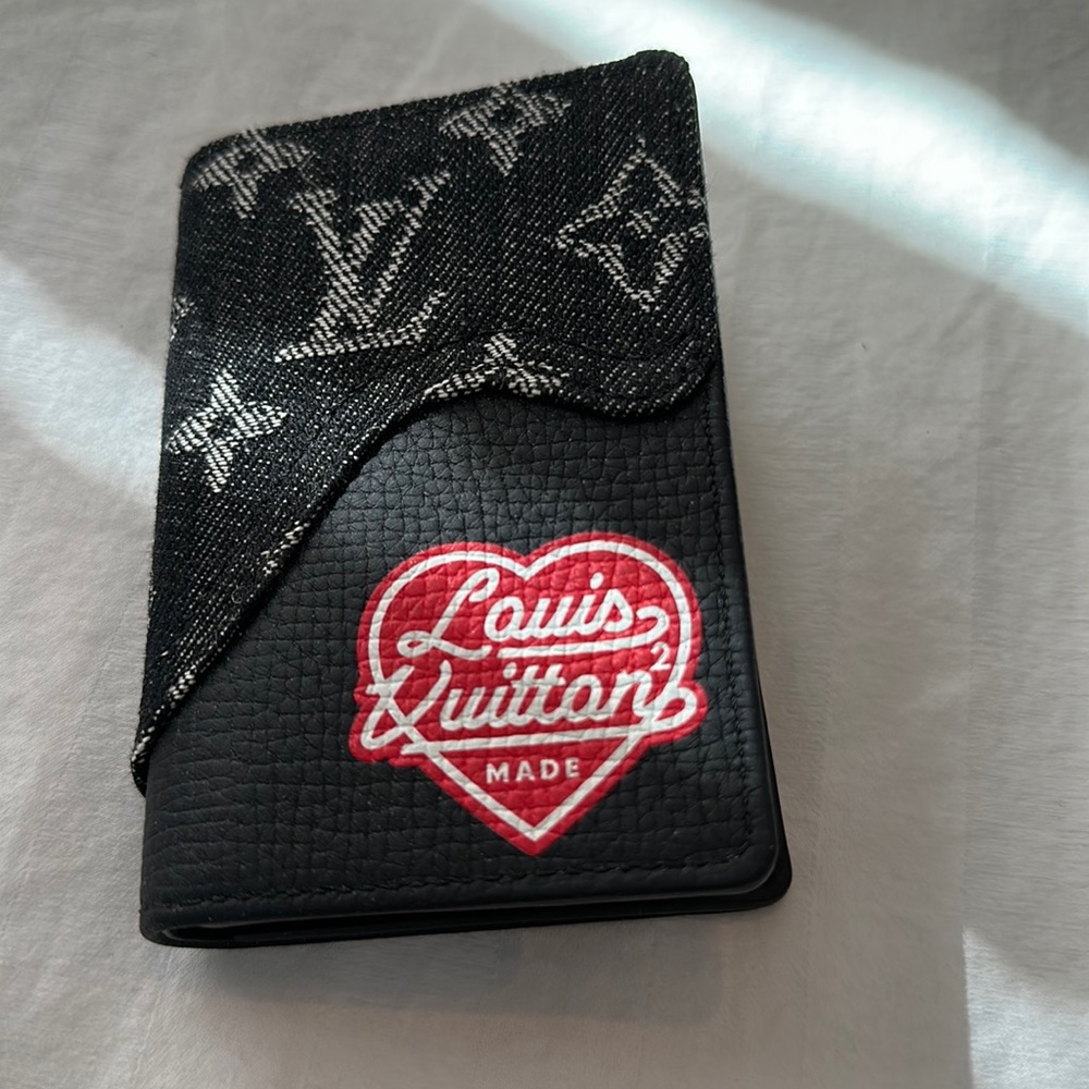 Louis Vuitton men’s wallet organizer